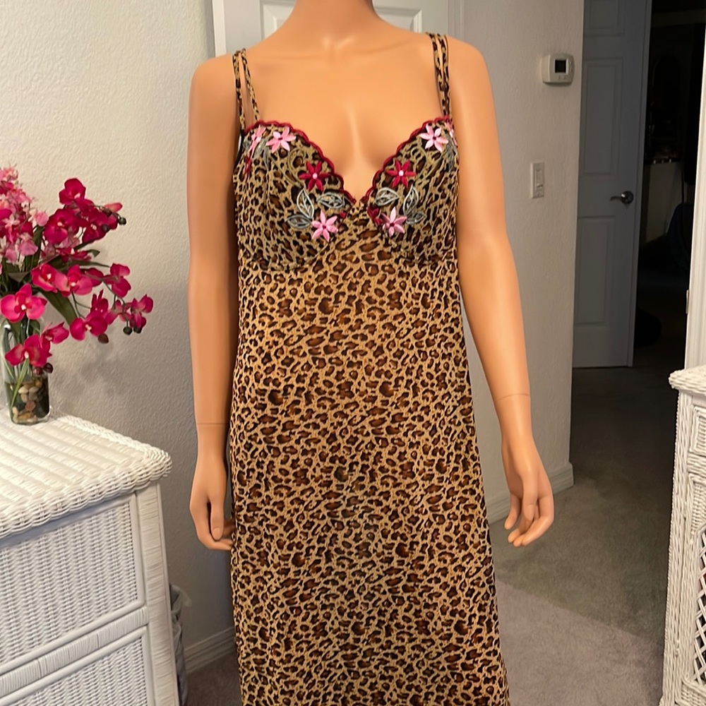 GORGEOUS AMOUREUSE animal print nightgown with embroidered underwire bra. Sz 2X